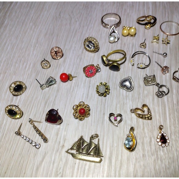 Misc Variety Jewelry Lot - Vintage, Single Earrings, Pendants, Etc. - Picture 6 of 8